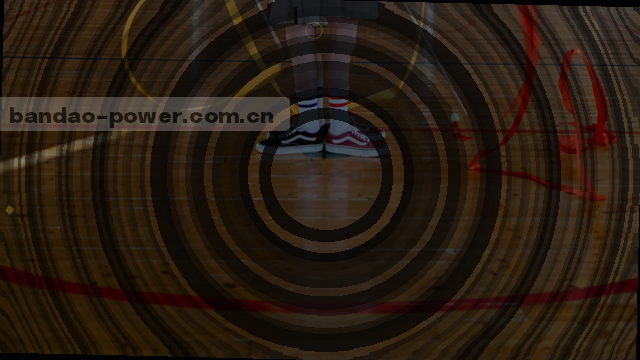 一对耳机、一杯咖啡，清空桌面，打开笔记本准备通话。